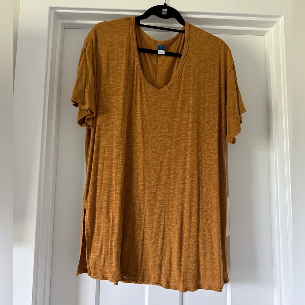 Med Goldenrod ON Luxe T-Shirt